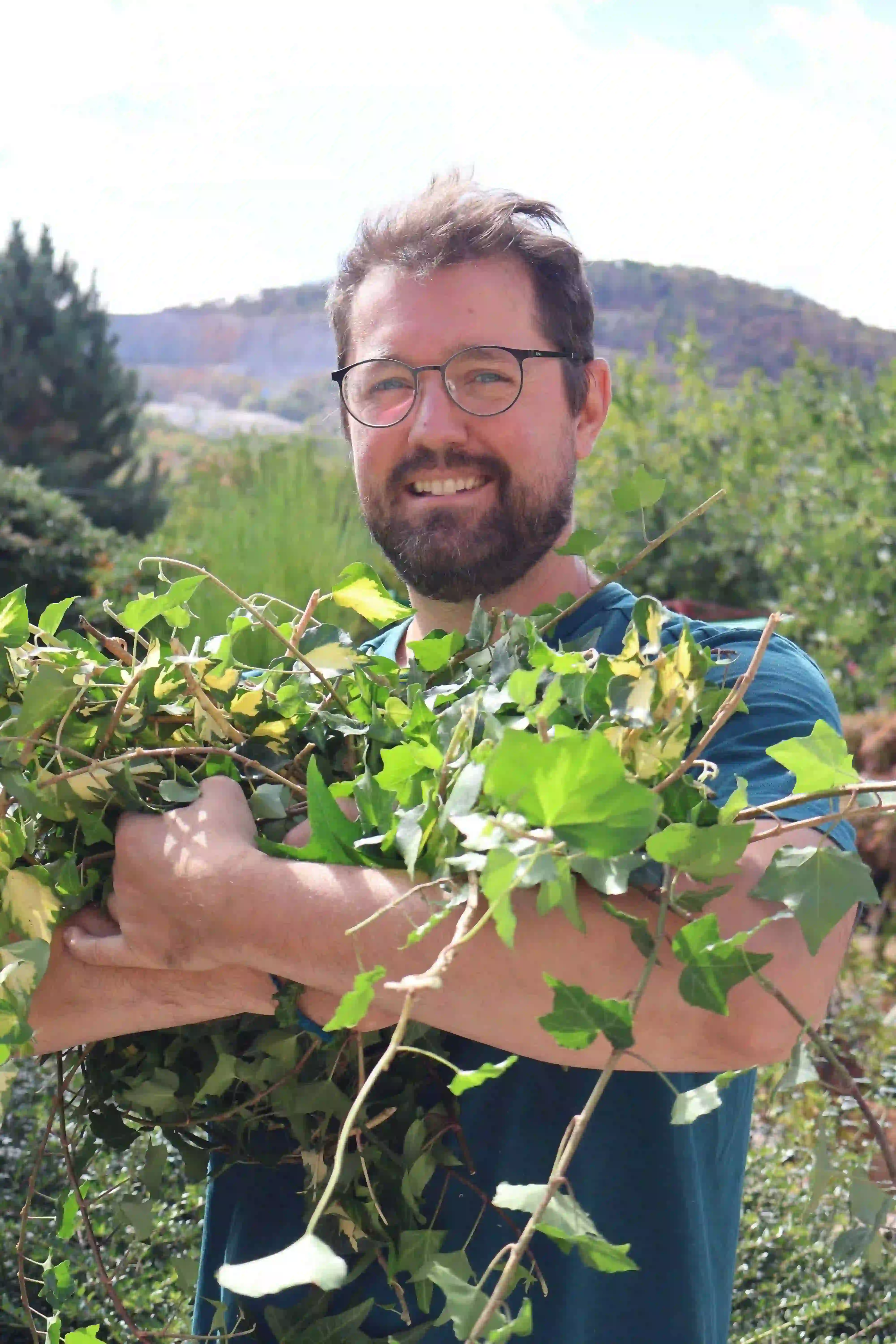 Mit einem Arm voll frischem Schnittgut im Garten